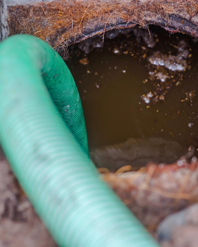 Serviço de desentupimento de fossas com remoção de lamas e resíduos